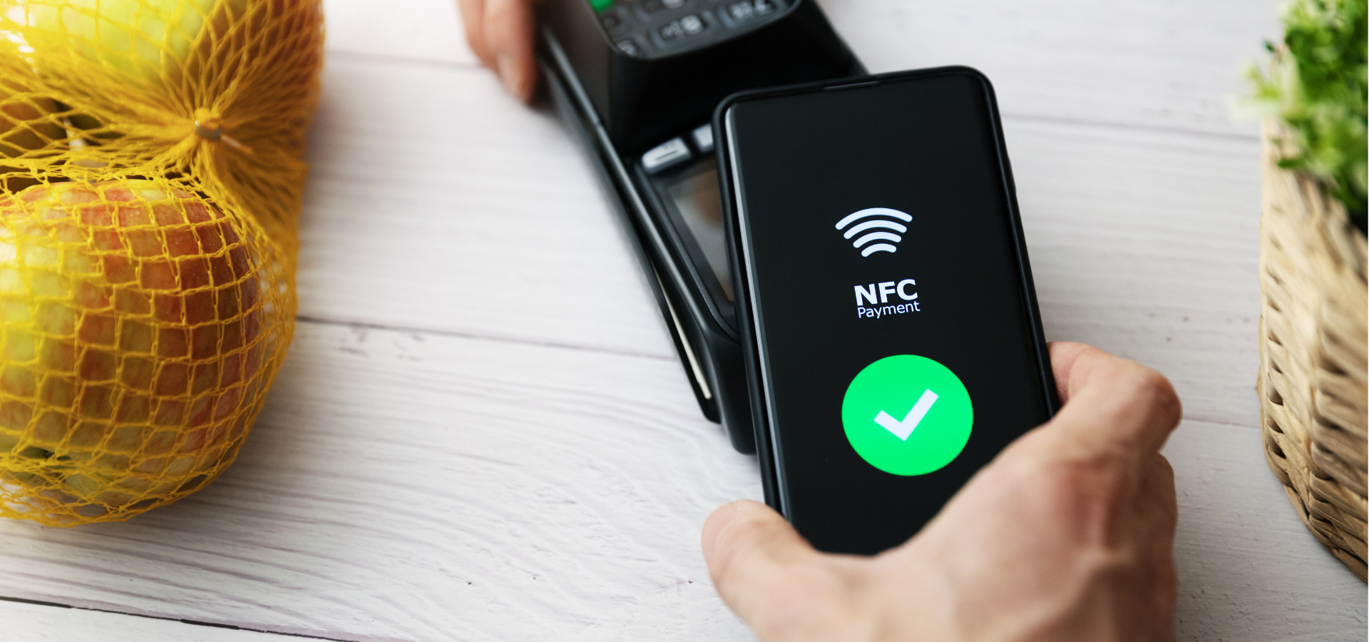 NFC Zahlung erfolgreich mit Handy an der Kasse