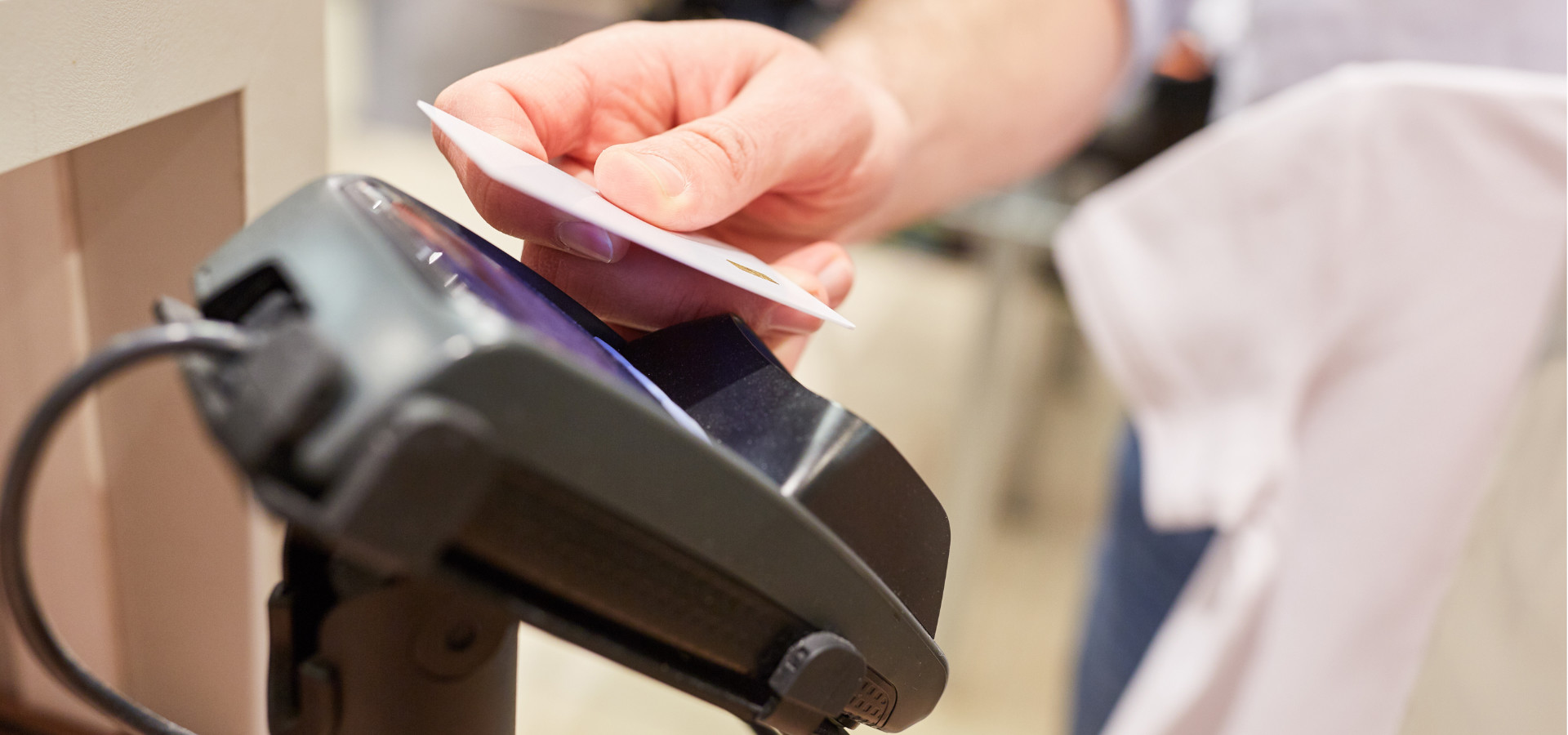 NFC Bankkarte vor NFC Kassensystem im Einzelhandel