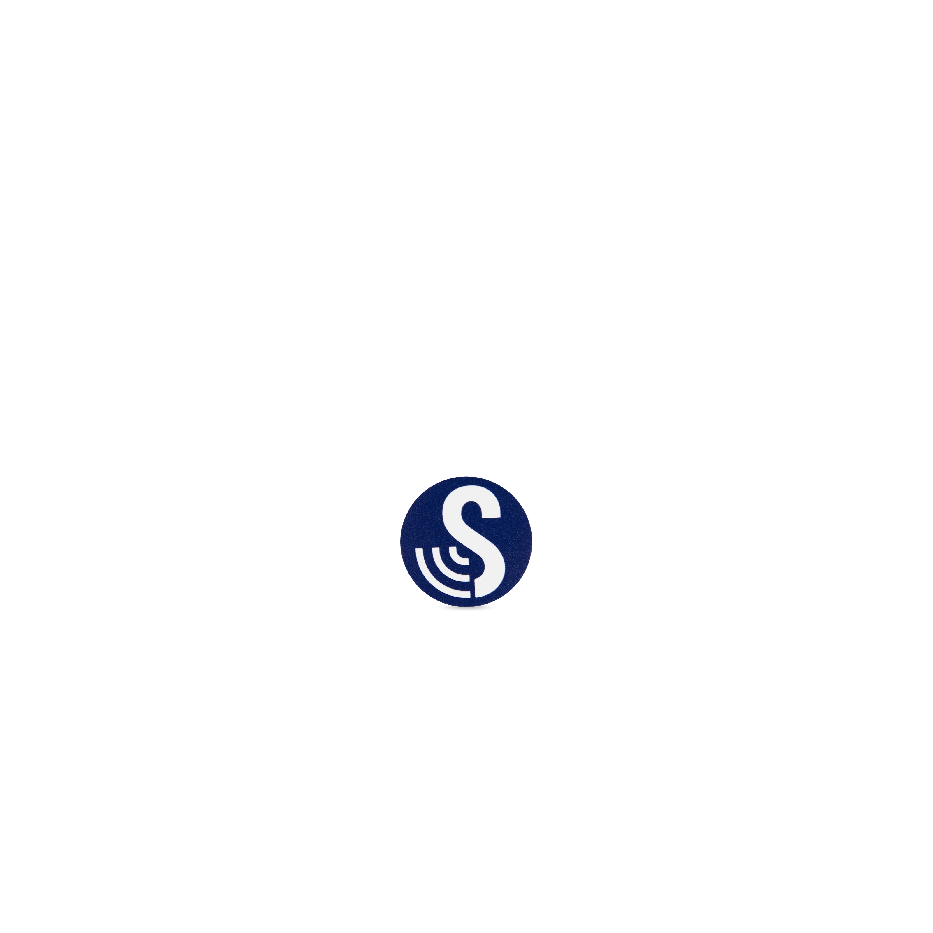 Vordere Ansicht des wasserfesten runden SenseTap Stickers. Dieser Sticker hat einen 15 mm Durchmesser. Der Sticker ist dunkelblau und das SenseTap-Logo befindet sich darauf. Es besteht aus einem großen weißen S mit drei nach links gebogenen Linien.