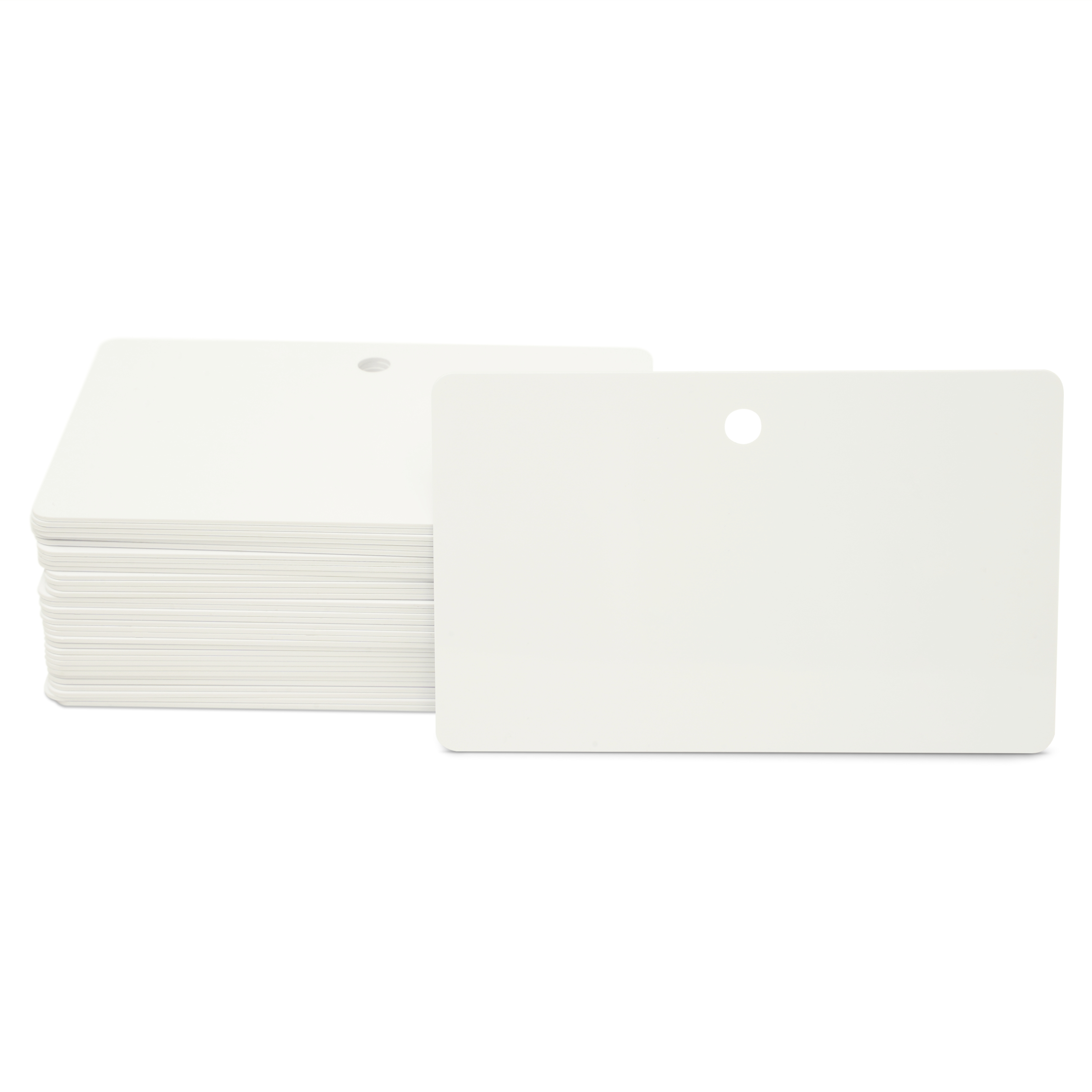 Stapel mit mehreren NFC Karten in weiß  mit Lochung im Querformat
