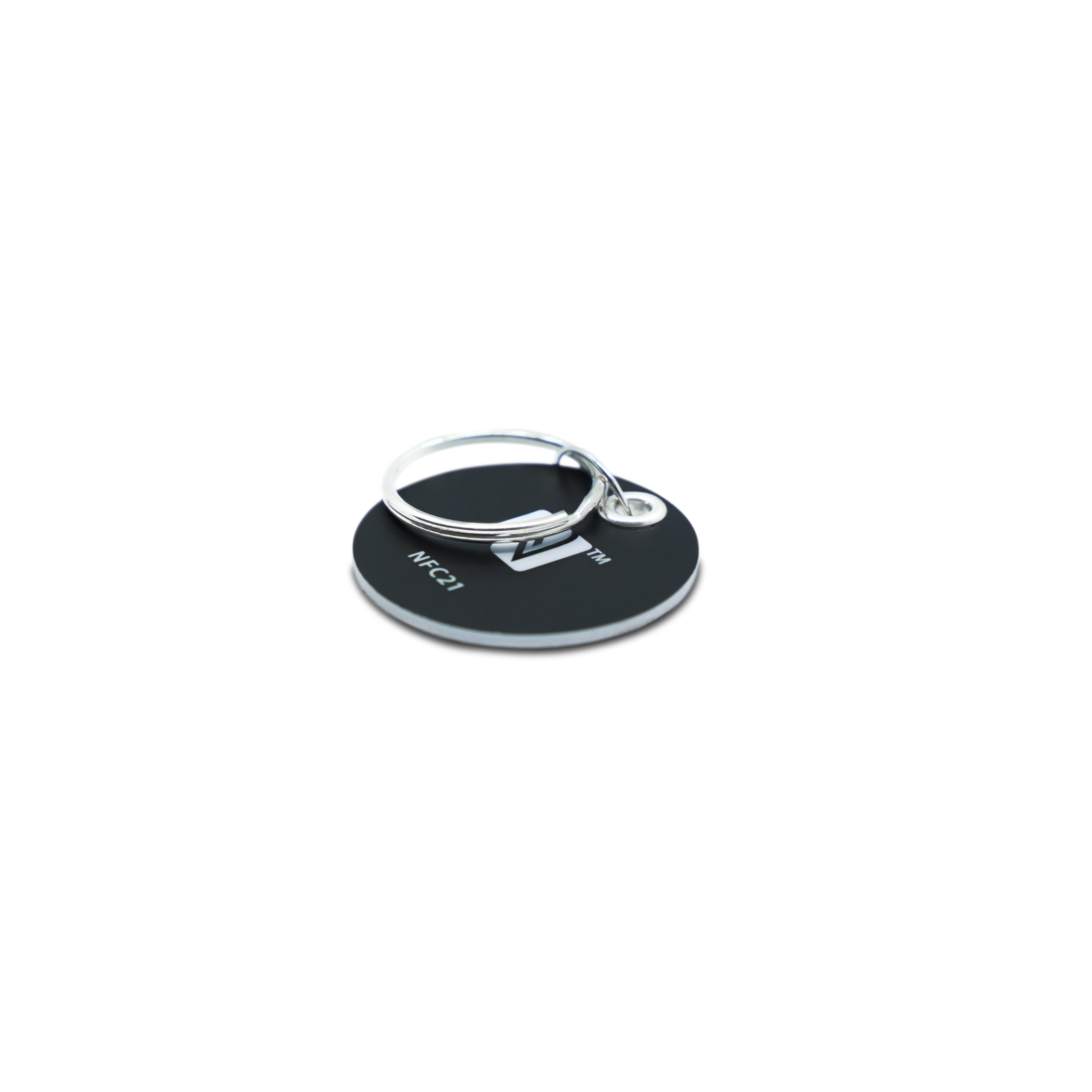 Liegender NFC Schlüsselanhänger aus PVC in schwarz mit Metallring