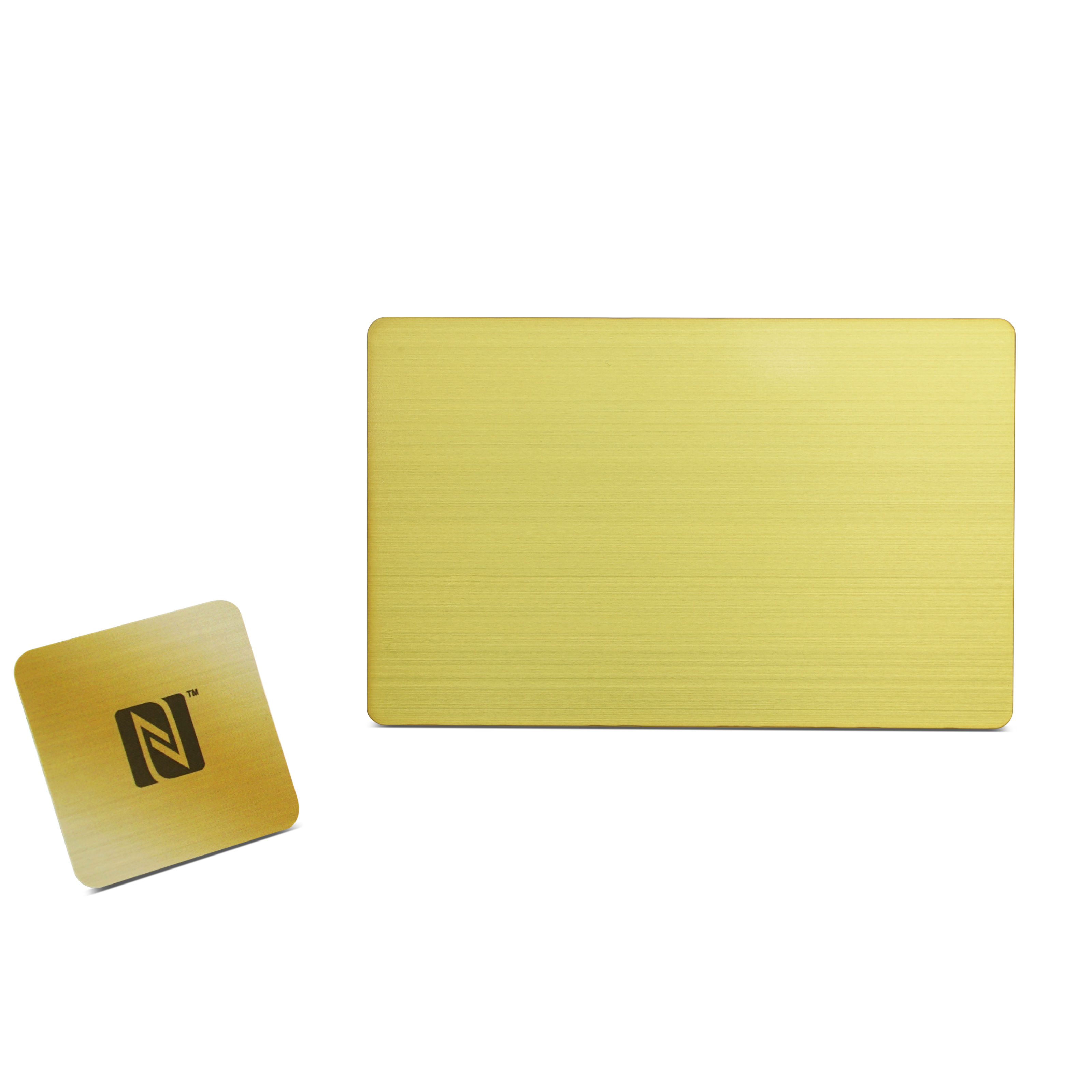 Vorderseite der Metallkarte in Gold neben einem goldenen NFC Sticker 
