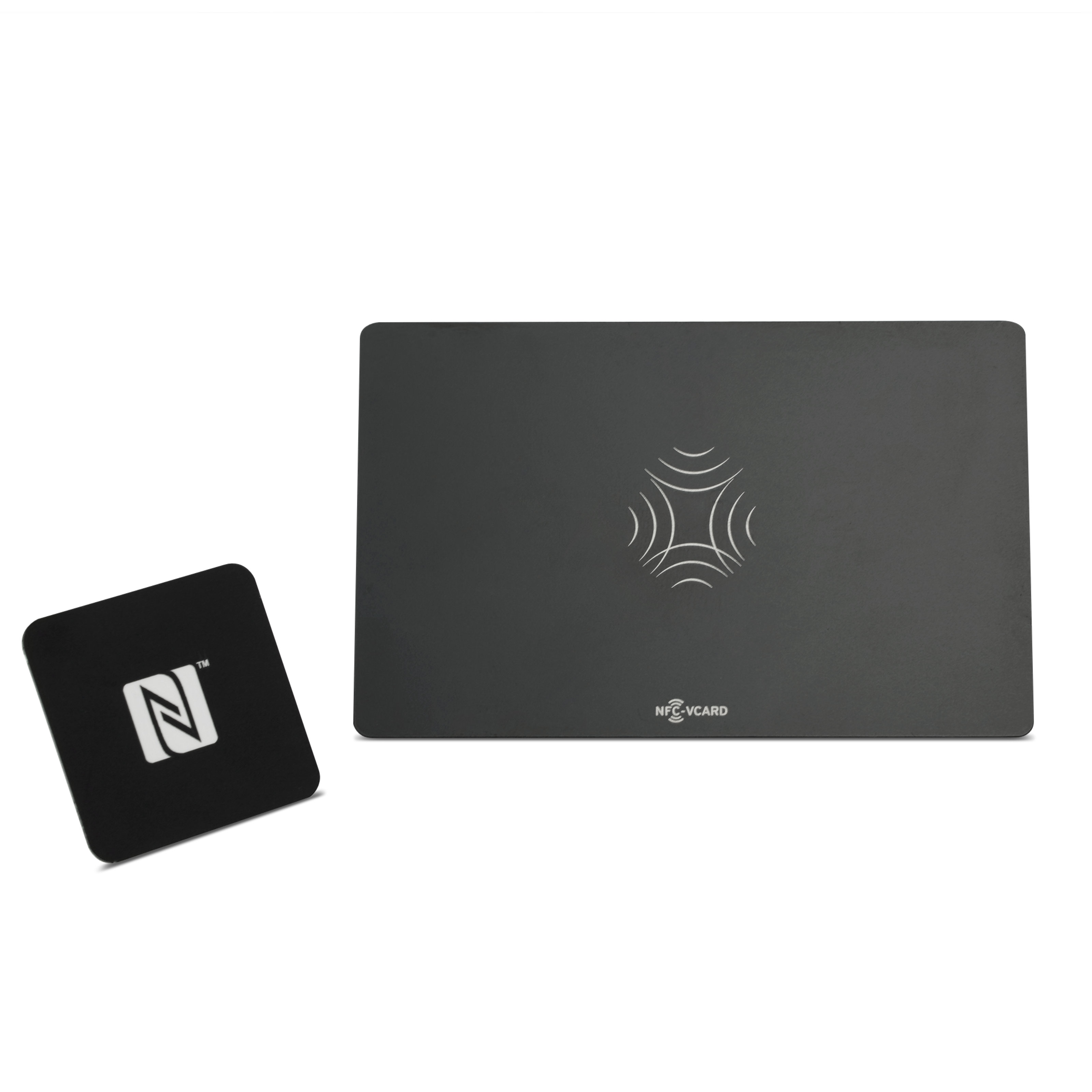 Vorderseite der Metallkarte in matt schwarz mit NFC-vCard Gravur neben einem matt schwarzem NFC Sticker 