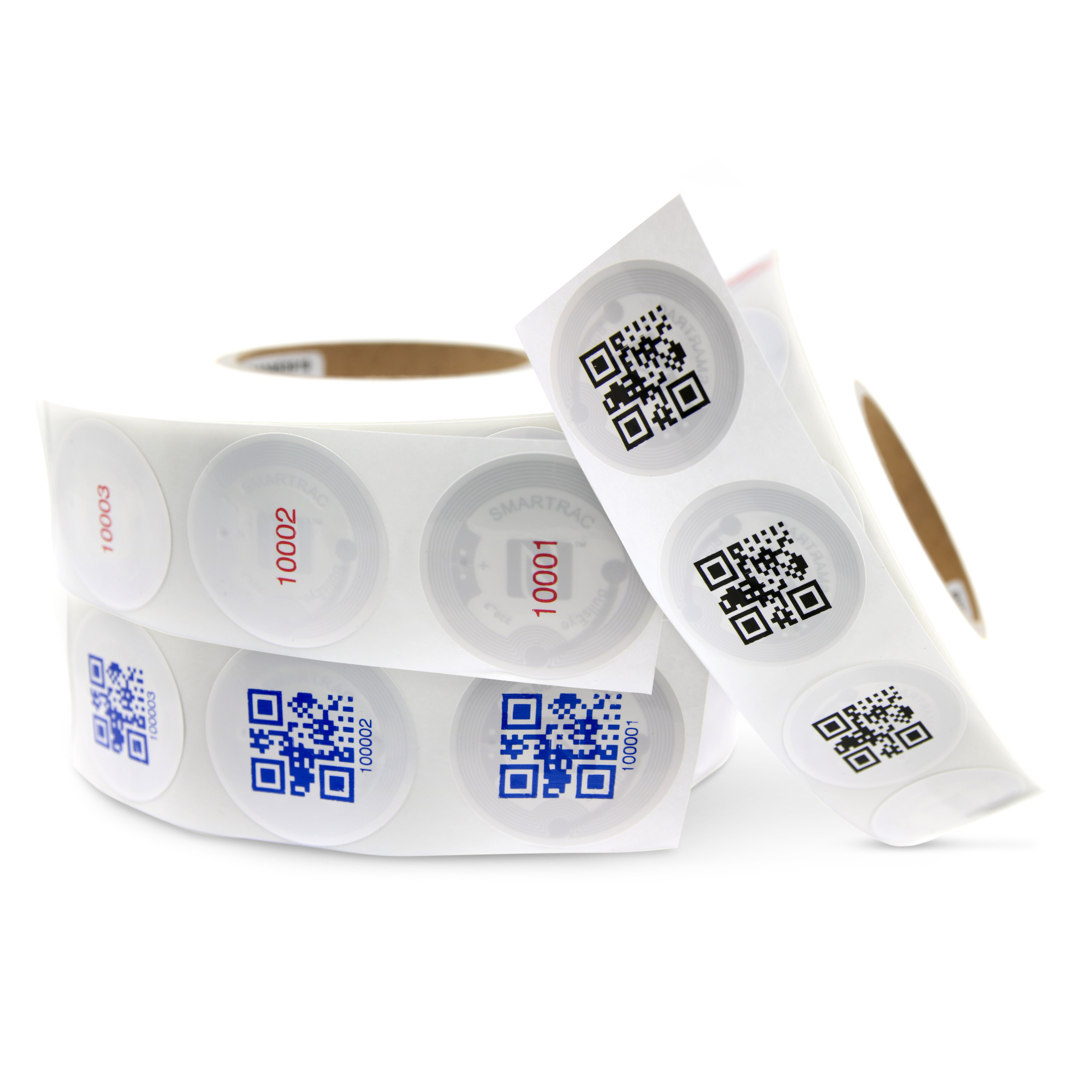 Drei Rollen mit runden, weißen NFC Stickern mit QR- und ID-Aufdruck in verschiedenen Farben