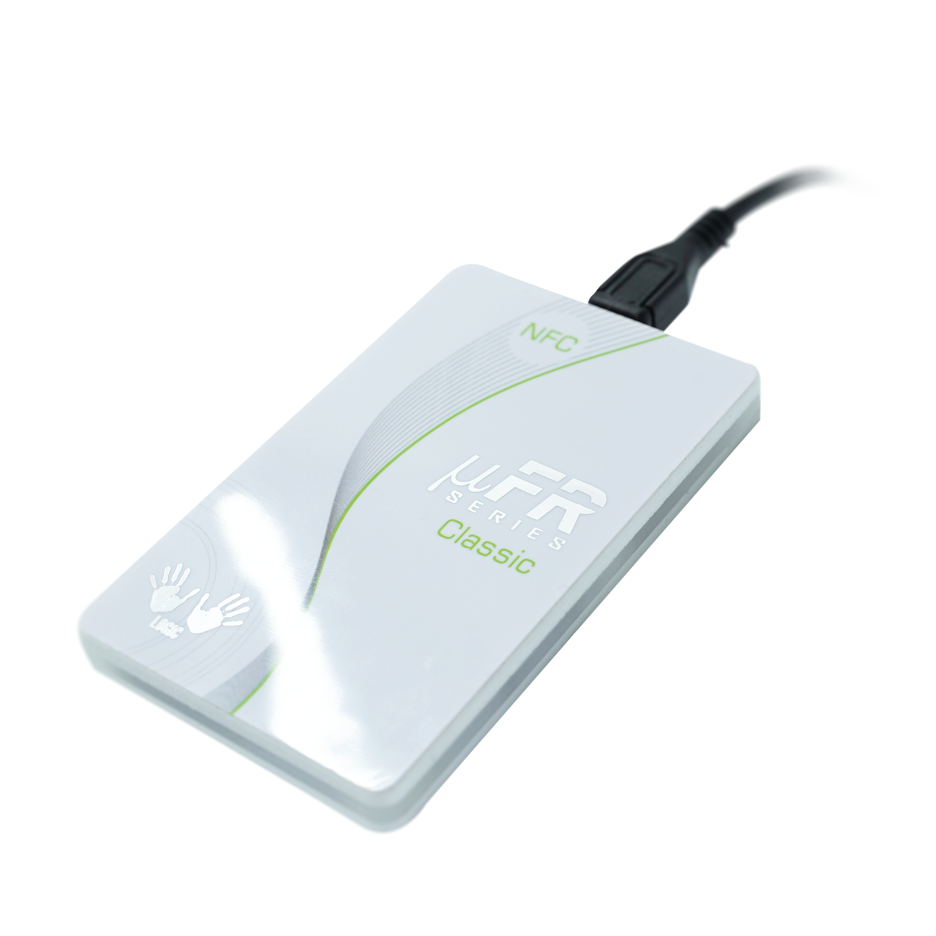 Schrägansicht des NFC Reader/Writer mit angeschlossenem Micro-USB Kabel