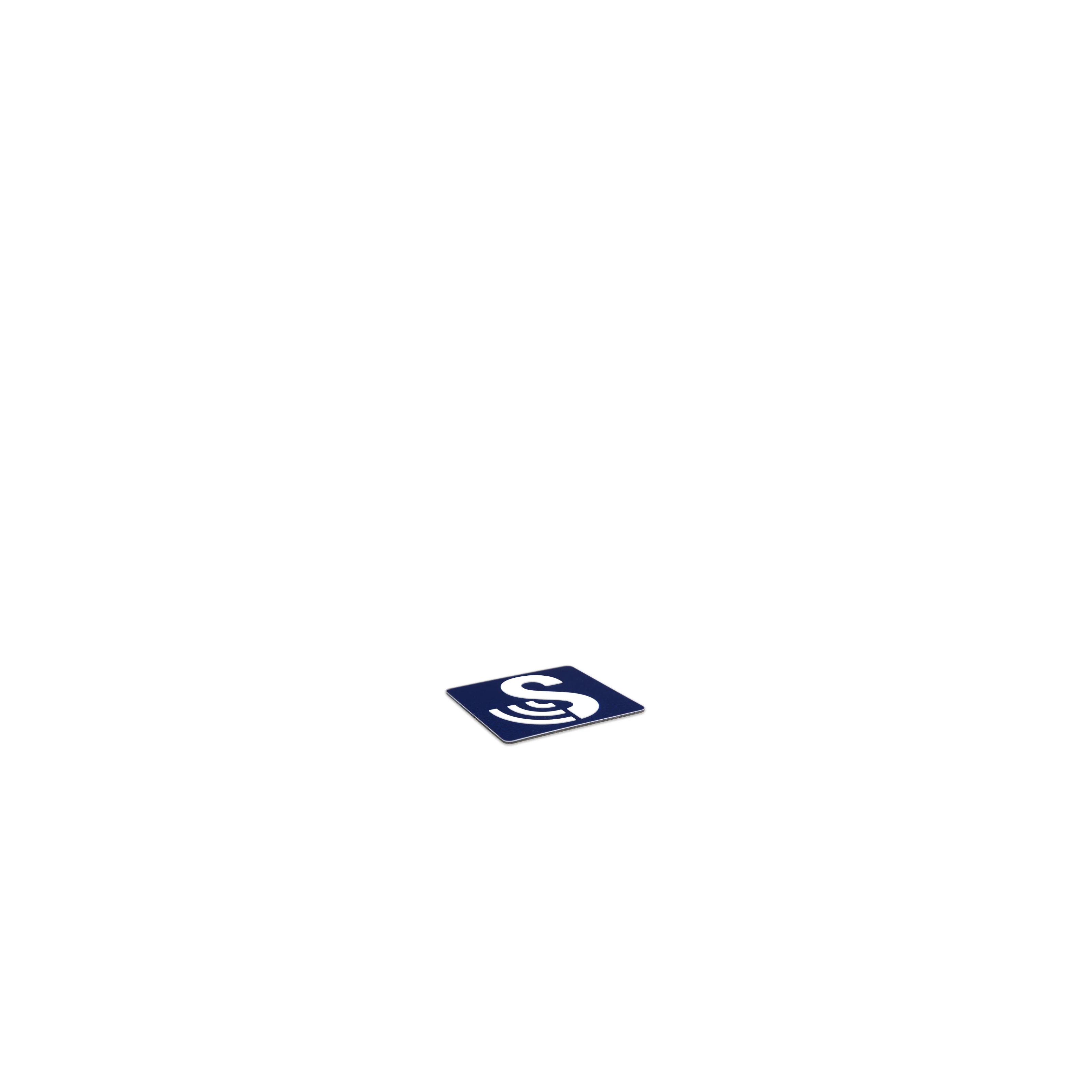 Seitliche Ansicht des wiederverwendbaren quadratischen SenseTap Stickers. Dieser Sticker ist 15 x 15 mm groß. Der Sticker ist dunkelblau und das SenseTap-Logo befindet sich darauf. Es besteht aus einem großen weißen S mit drei nach links gebogenen Linien.