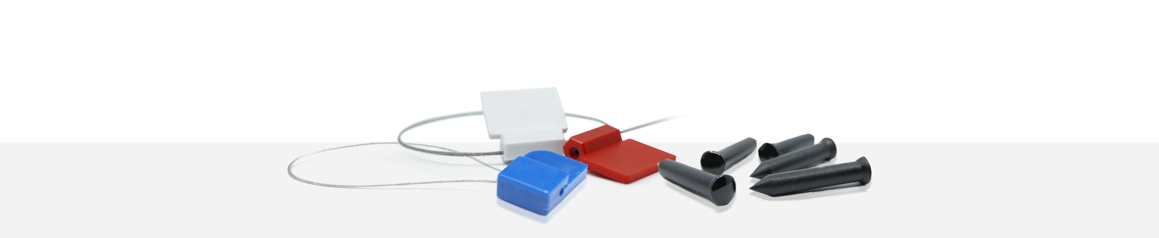 Industrie Kabelbinder in verschiedenen Farben neben schwarze NFC Nägeln