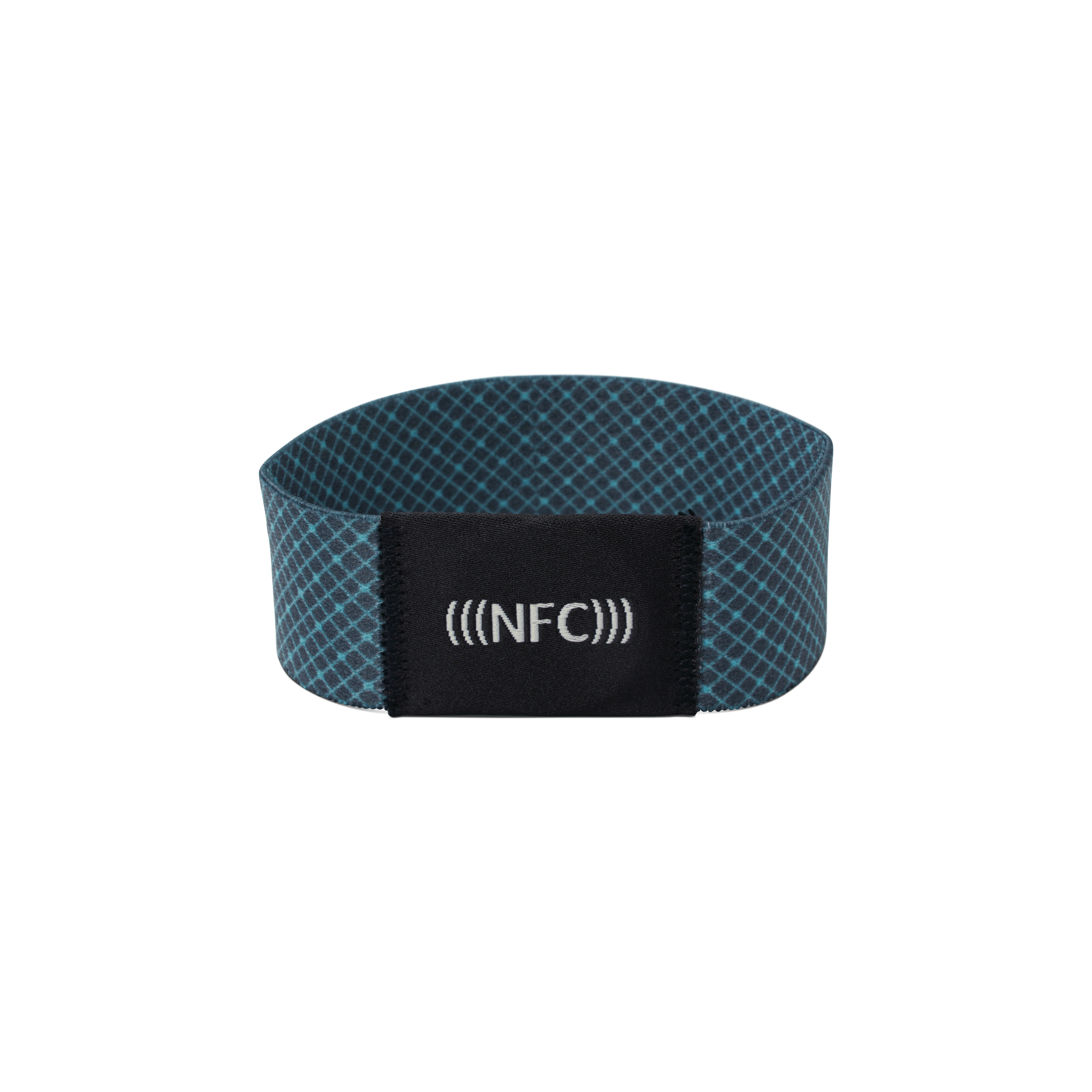 Vorderseite NFC Armband aus dunkelblauem Stoff mit Rautenmuster und "NFC" Aufstickung