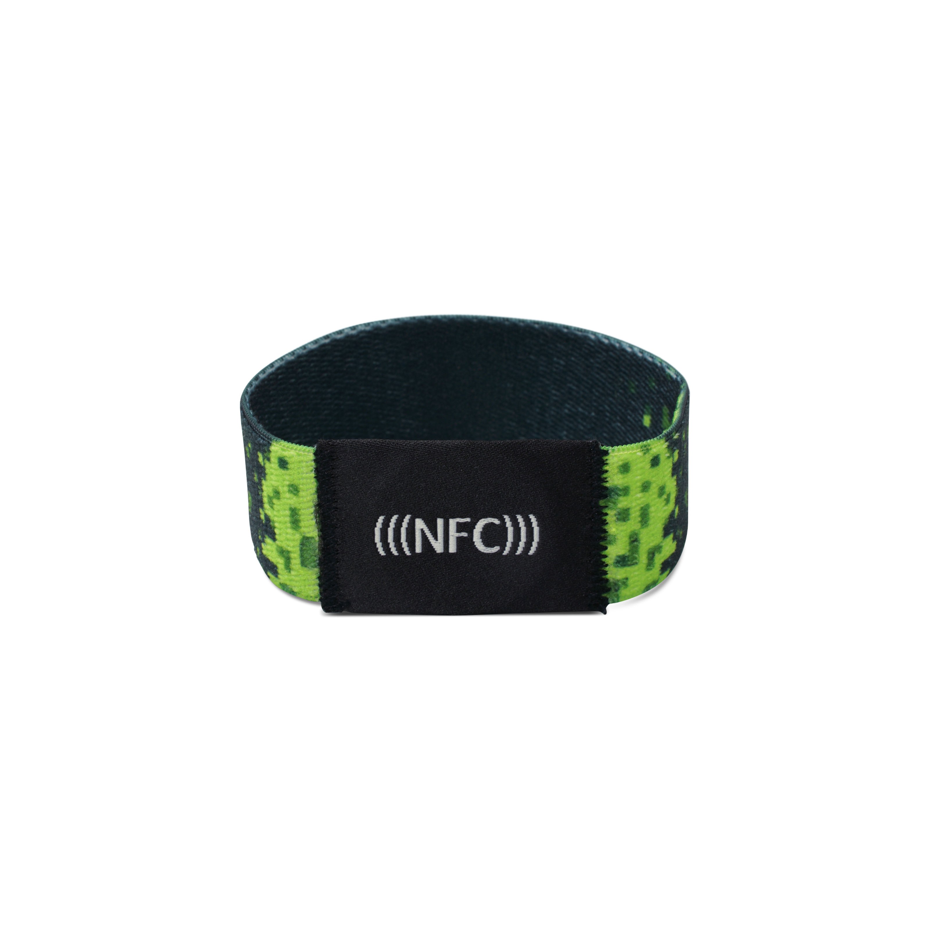 Vorderseite NFC Armband aus dunkelgrünem Stoff mit Pixelmuster und "NFC" Aufstickung