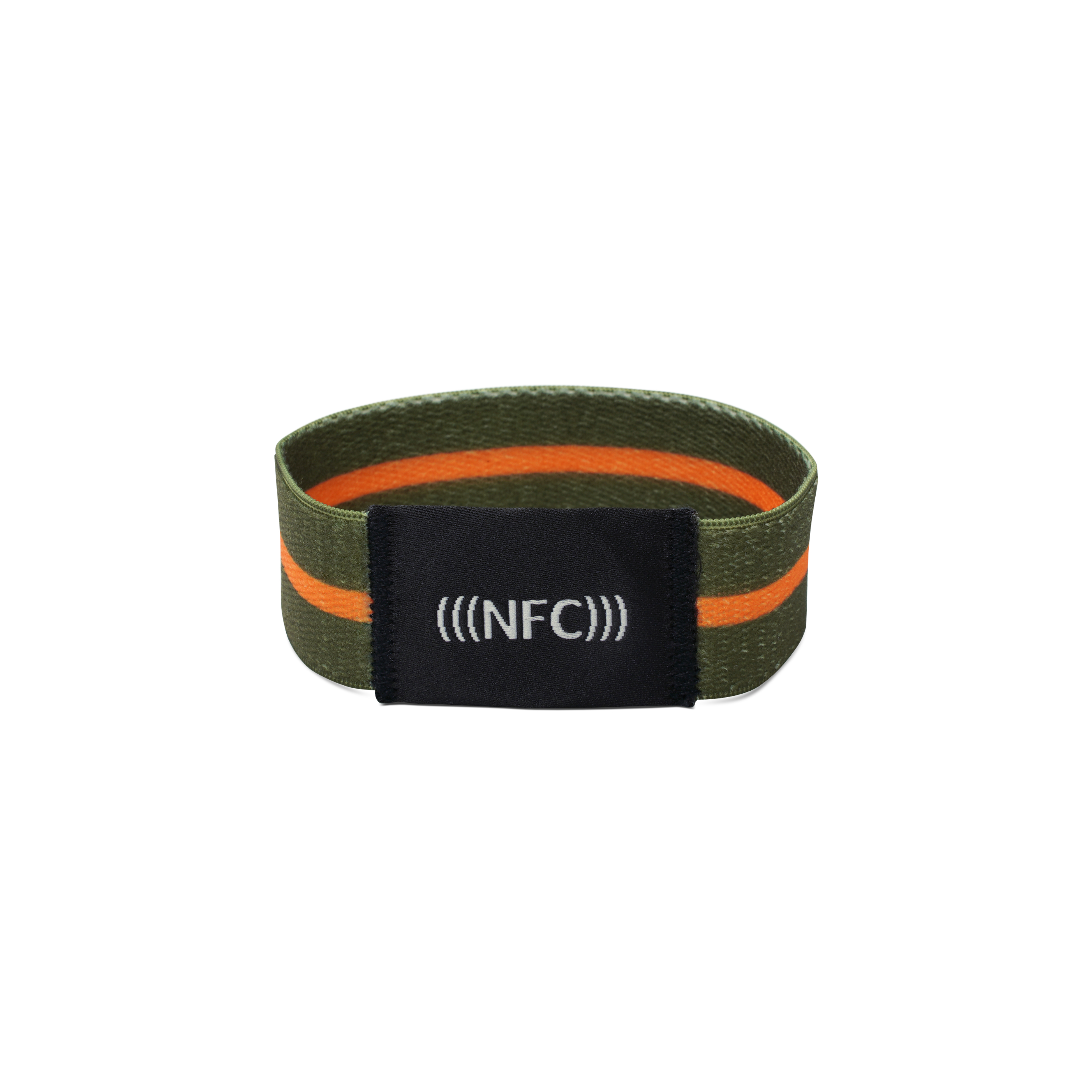 Vorderseite NFC Armband aus grünem Stoff mit orangenem Streifen und "NFC" Aufstickung