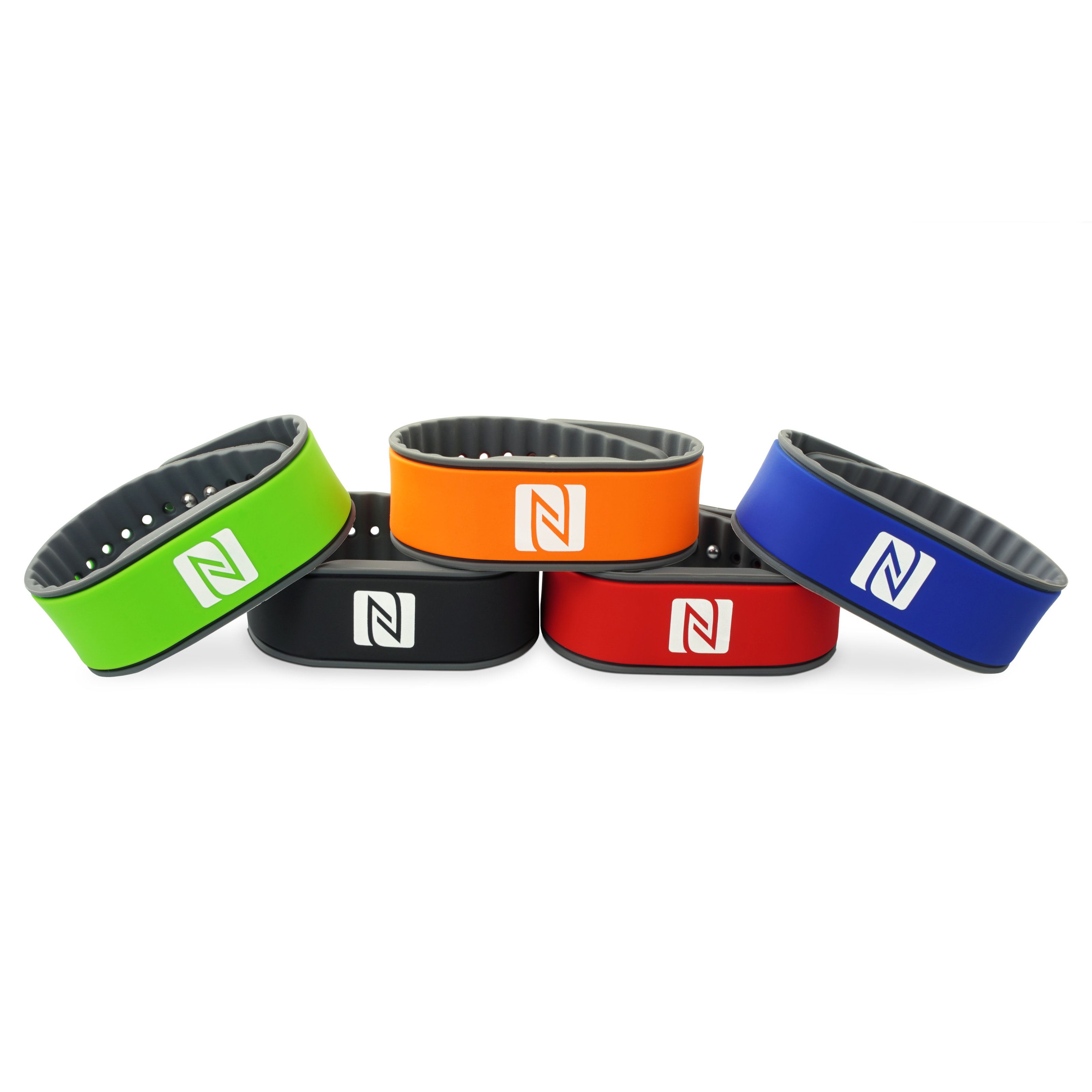 Gruppenbild mit allen vorhanden Farben des NFC Armand aus Silikon
