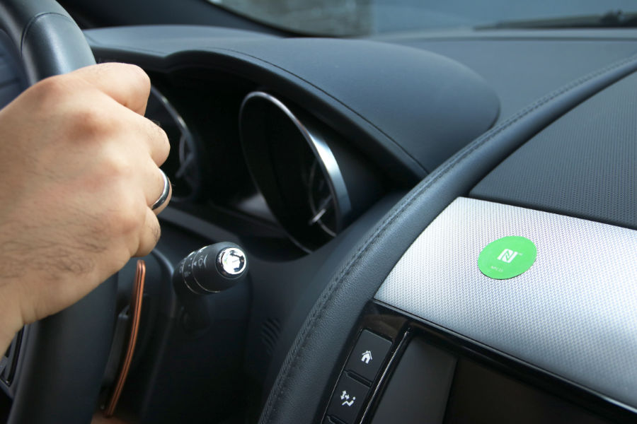 Ein grüner NFC Aufkleber im Auto