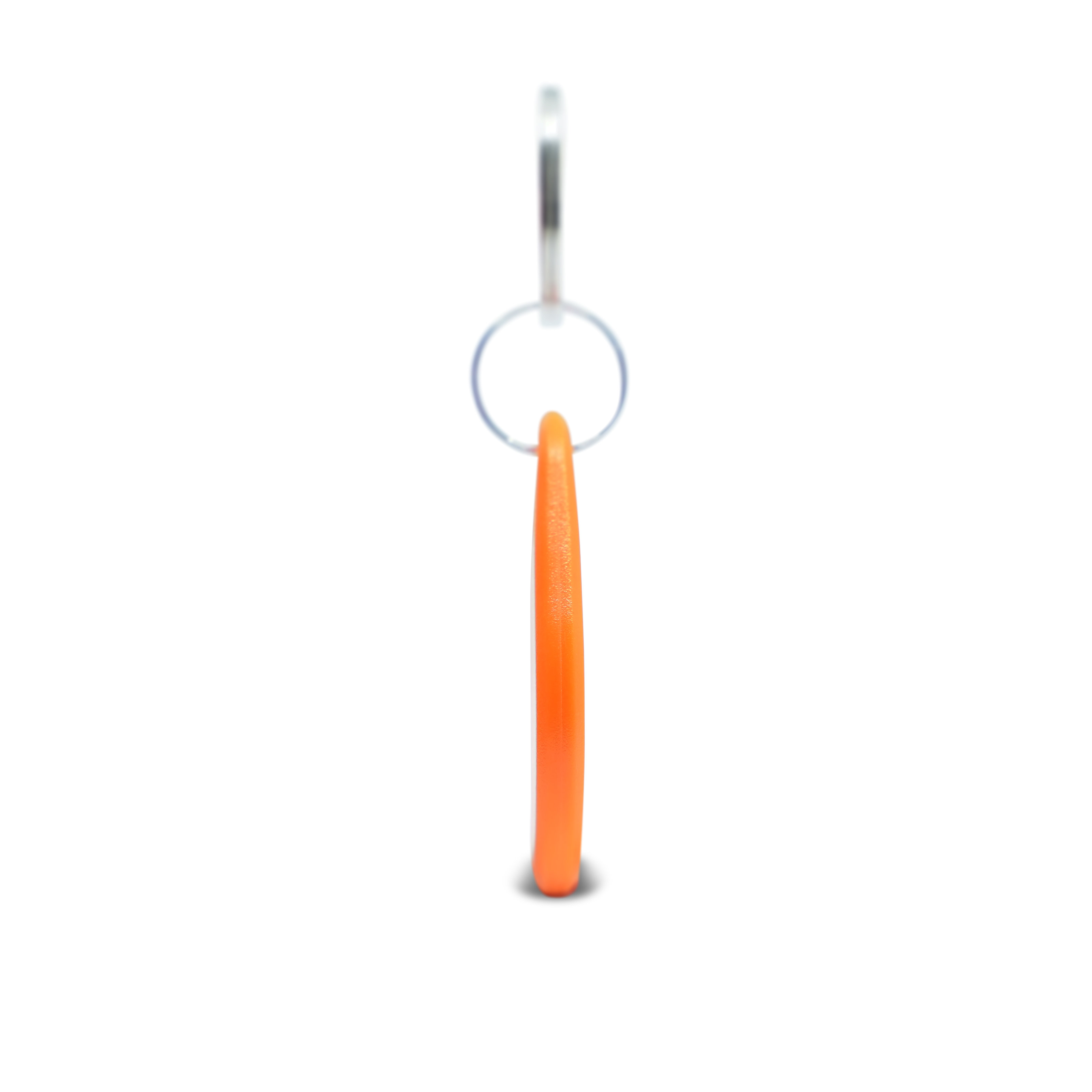Seitenansicht des ABS Schlüsselanhängers in orange