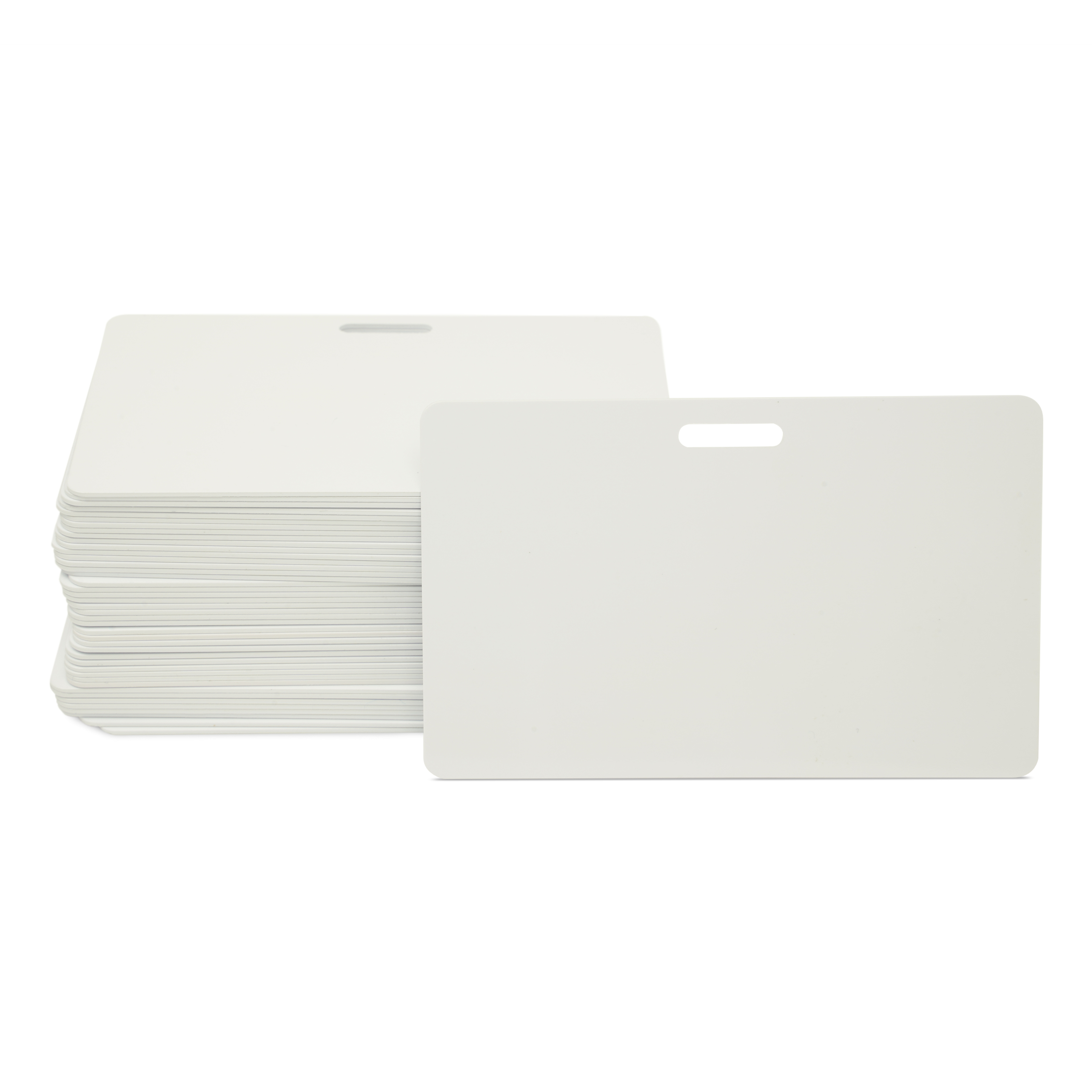 Stapel mit mehreren NFC Karten in weiß mit Schlitz im Querformat