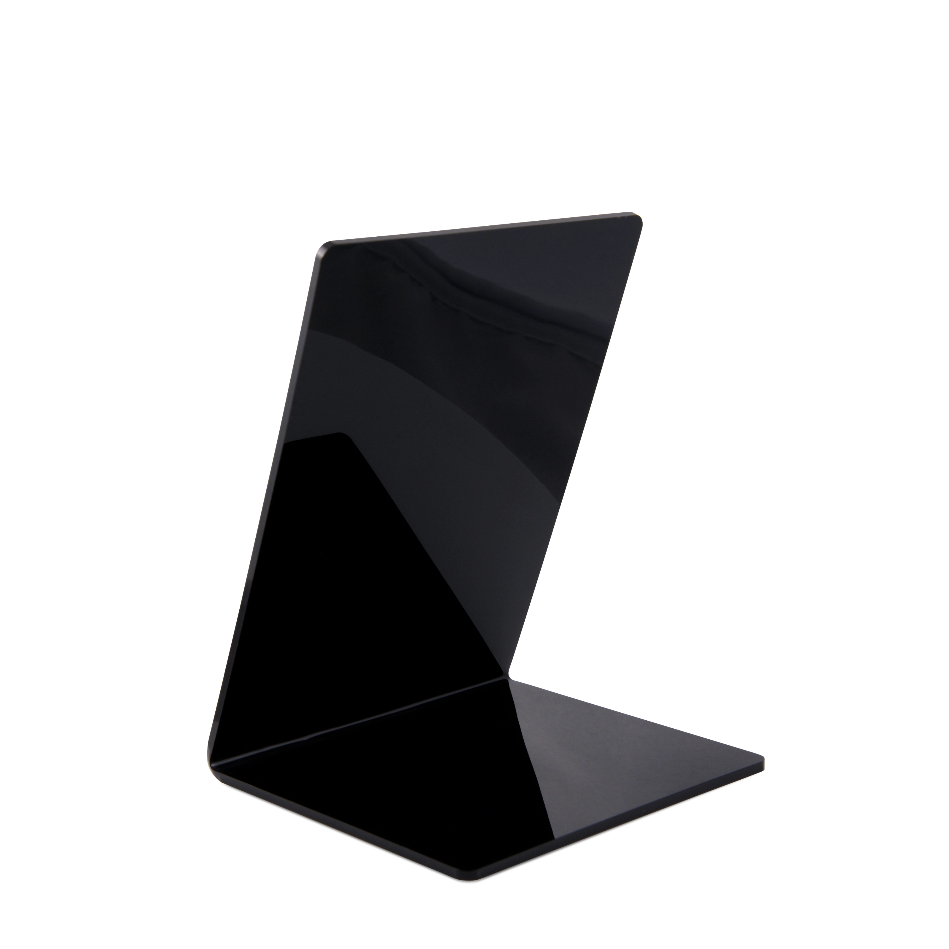 Die Rückseite eines Google Bewertung NFC Aufstellers in Schwarz mit Google-Logo, NFC Symbol und QR-Code mit den Aufschriften »Scan mich« und »Bewerten Sie uns auf Google«. 