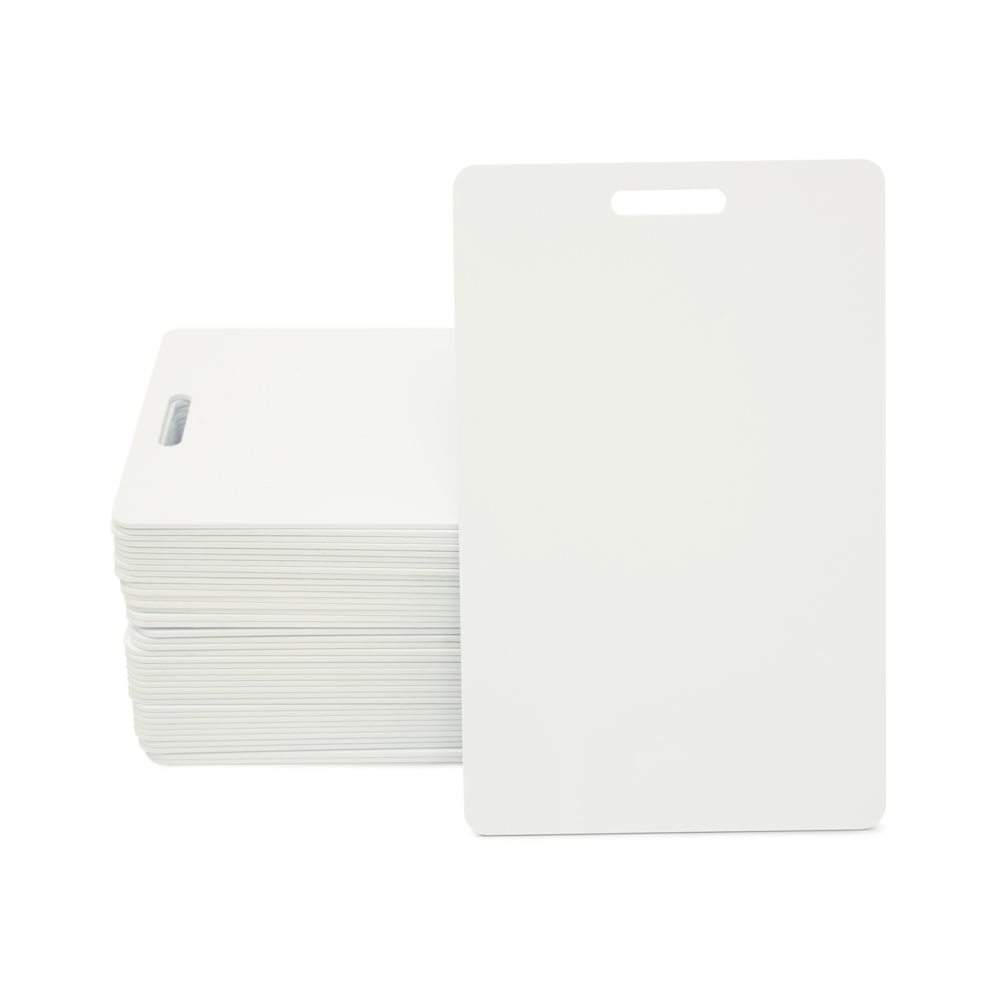 Stapel mit mehreren NFC Karten in weiß mit Schlitz im Hochformat