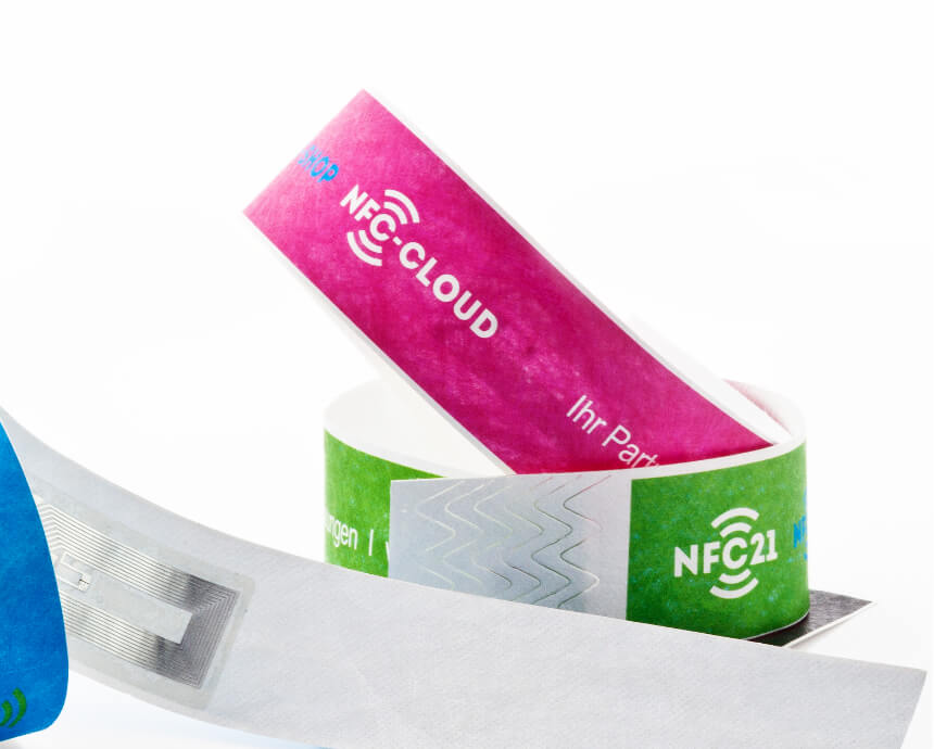 3 NFC wristbands made of Tyvek® in pink, green and blue with NFC21 logo