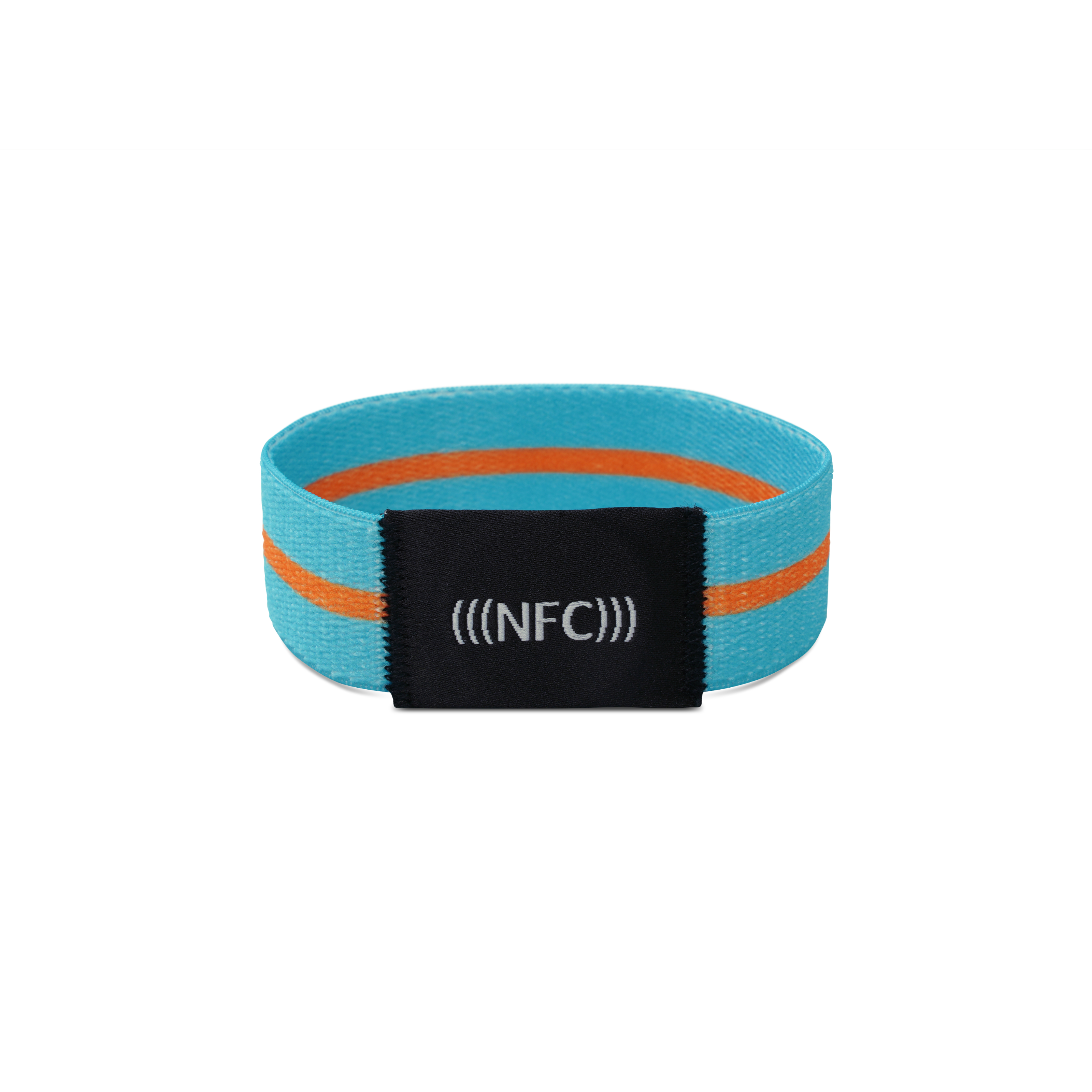 Vorderseite NFC Armband aus hellblauem Stoff mit orangenem Streifen und "NFC" Aufstickung