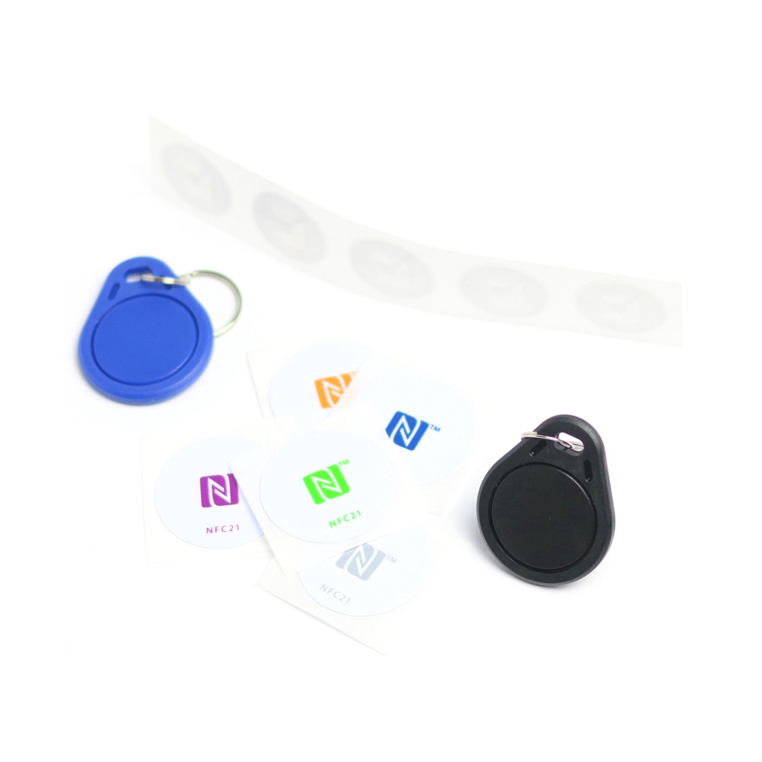 NFC Starter Kit mit 5 weißen PET Stickern, 5 weißen PET Stickern mit buntem NFC Logo und zwei ABS Schlüsselanhängern in blau und schwarz