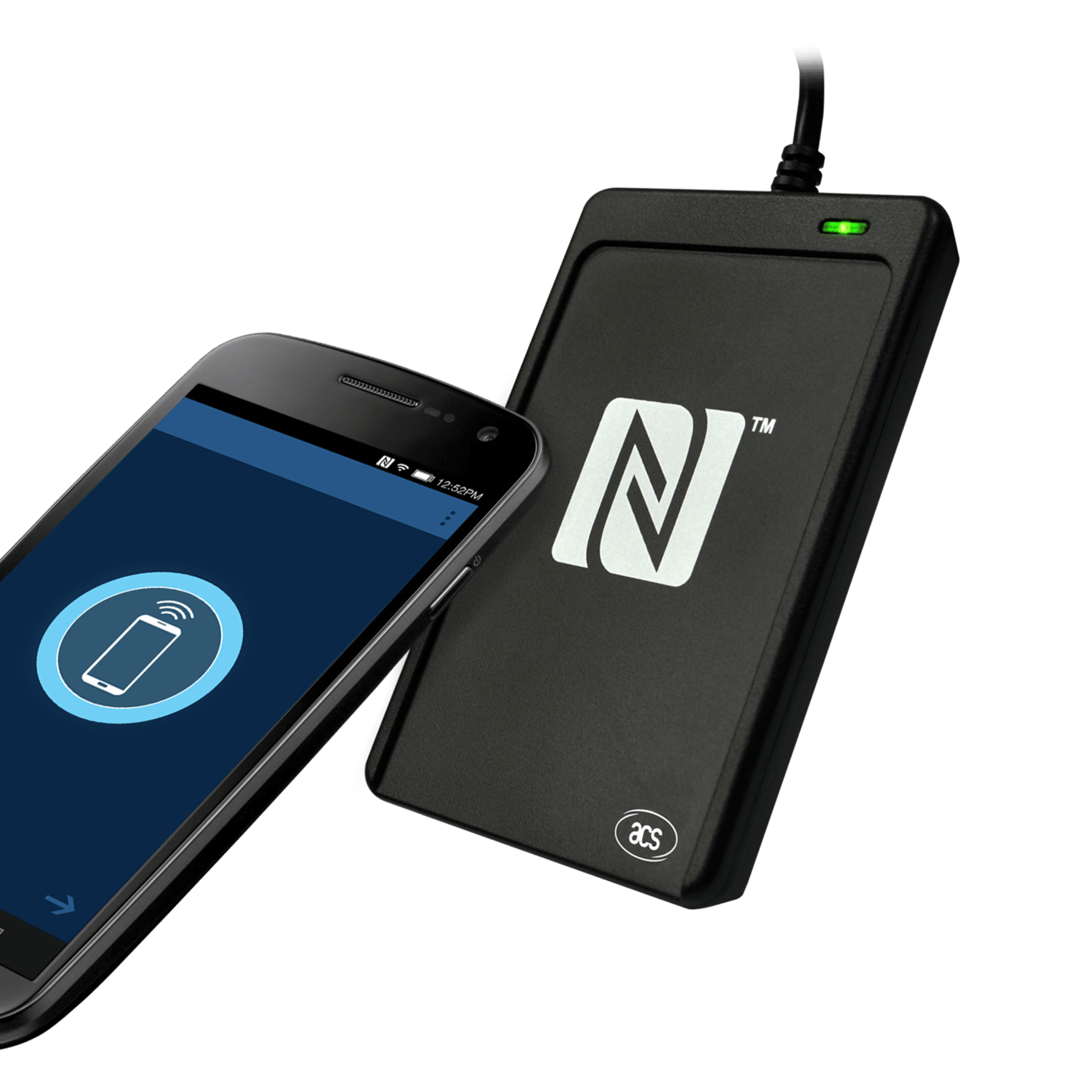 Smartphone, dass eine Scanfunktion am  NFC Reader durchführt