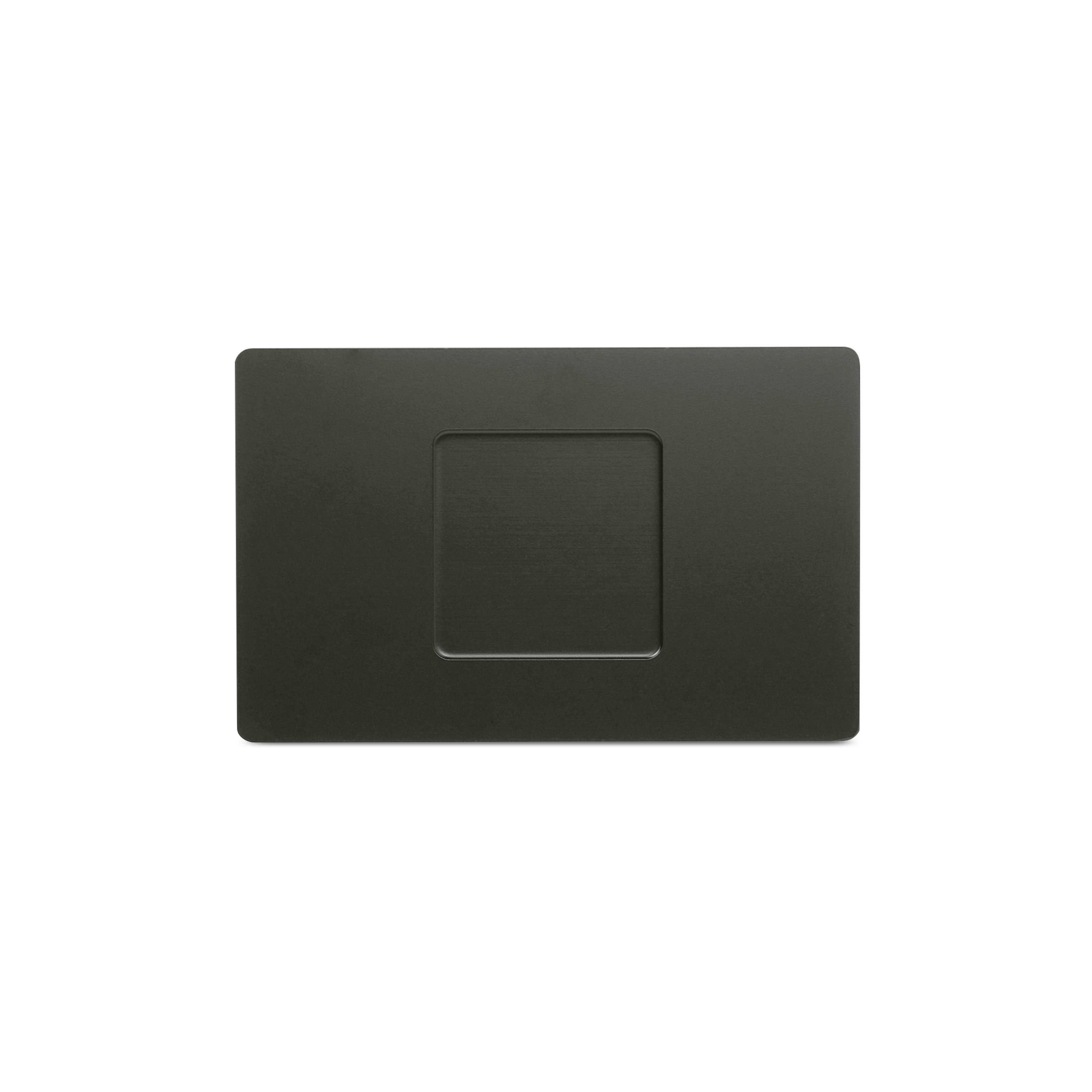 Rückseite der Metallkarte in matt schwarz mit Einkerbung für den NFC Sticker