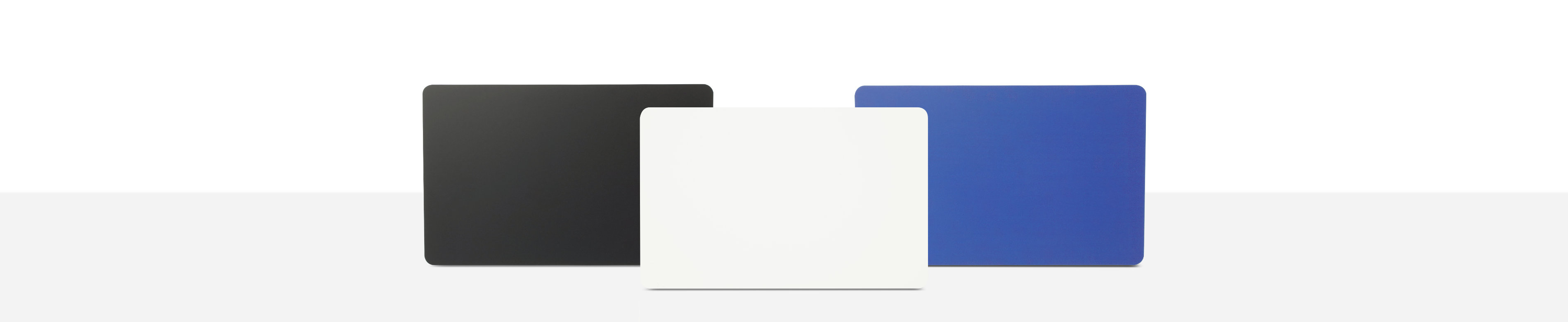 NFC Karten nebeneinander in schwarz, weiß und blau