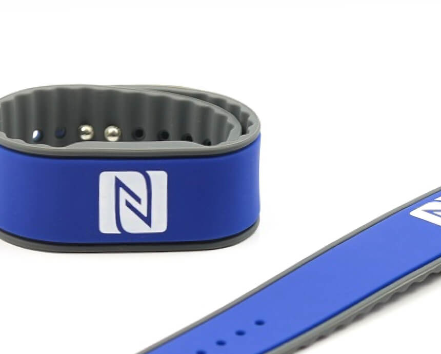 Blaues NFC Armband aus Silikon mit NFC Logo